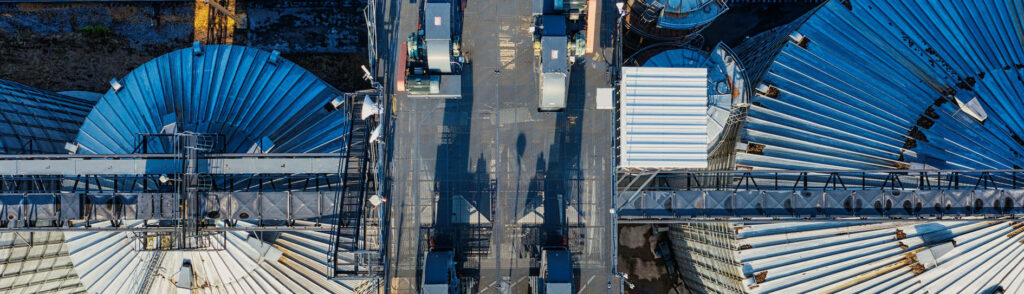 Vista aérea de silos metálicos