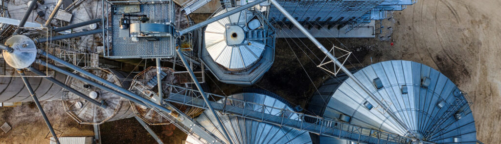 Vista aérea de una planta de silos